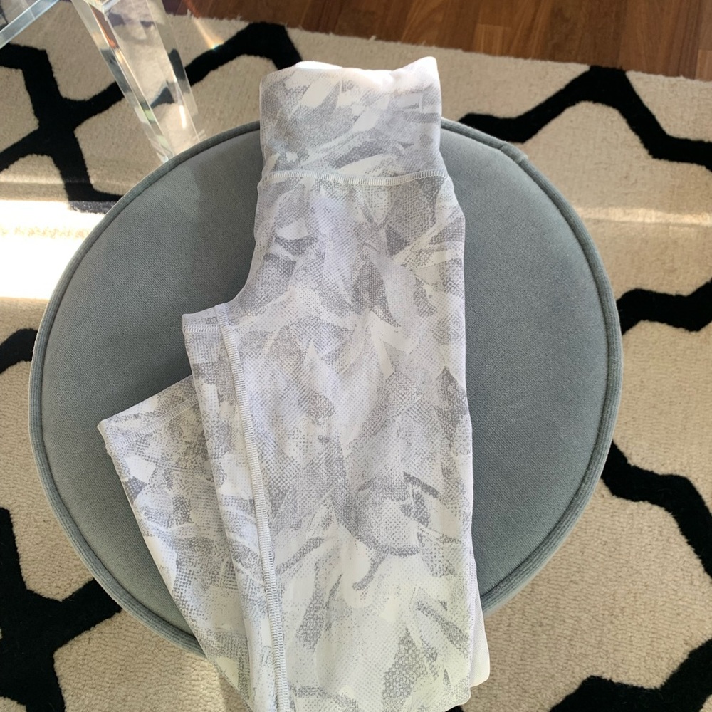 Lululemon crop leggings, size 2, no signs of wear, mesh on sides